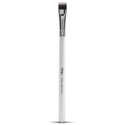 Flat Definer makeup brush with pearl-coated handle and antibacterial synthetic bristles. Ideal for defining eyebrows or lips and applying under lash lines. 100% vegan and cruelty-free.